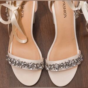 Pashion Footwear The Pashionista - White Crystal Bow Size 7.5 4in removable heel